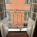 Typical Studio In Great Location! Tram 28!