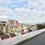 Stunning Graca Riverview Flat