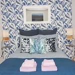 Indigo Moon\'S Secret Sanctuary In Alfama