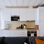Sunny And Stylish Apartment - 11 Min To The Center