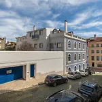 Lovelystay - The Blue Pool House