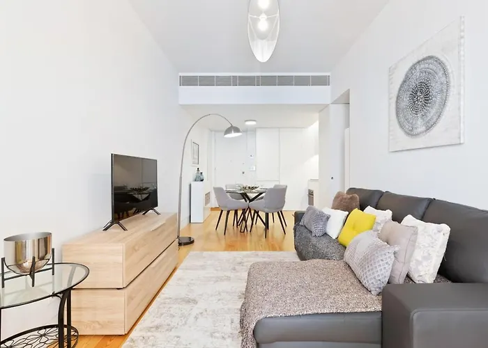 Spacious 1 Bedroom Apartment Near Baixa