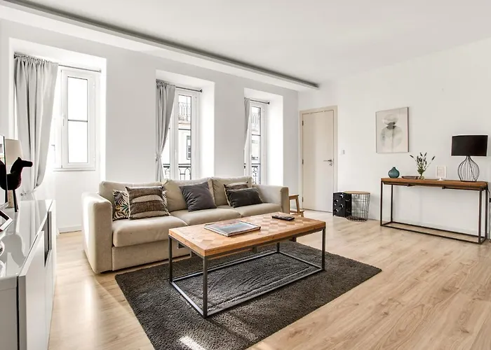 Modern 2 Bedroom Apartment in Estrela with Outside Terrace! Amazing for Families, Couples, Friends