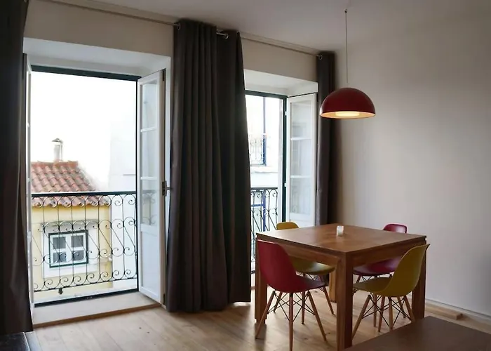 Two Bedroom Apt In Historic Location! Close To The River