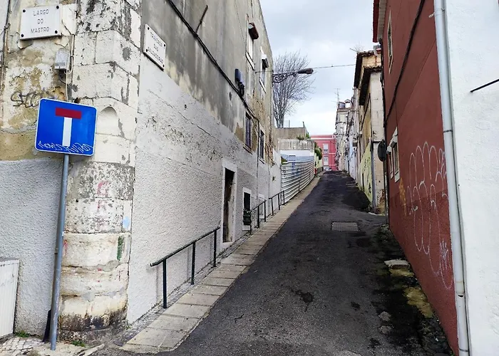 Lisbon, Renewed T1 Apartment With Pateo Near Martires Da Patria