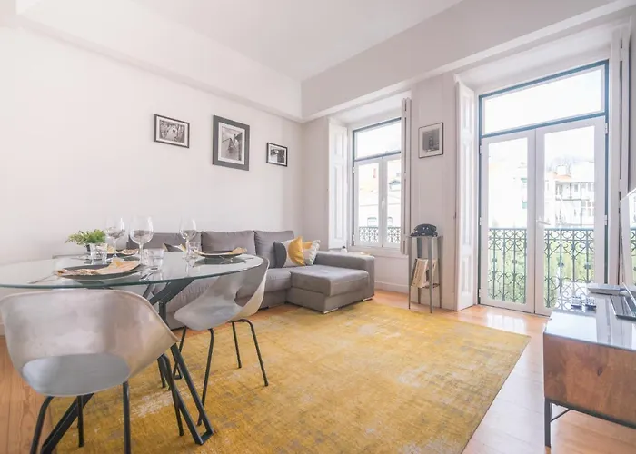 Charming, Sun-Drenched Apartment In Estrela