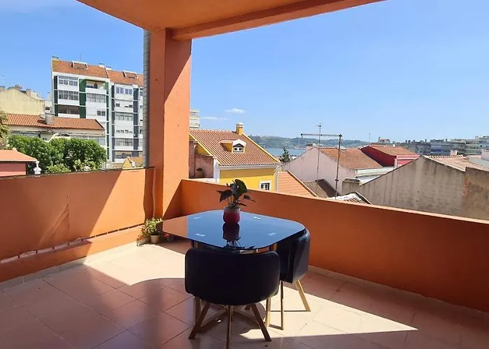 Relax In Lisbon For 4 People With Terrace And Parking