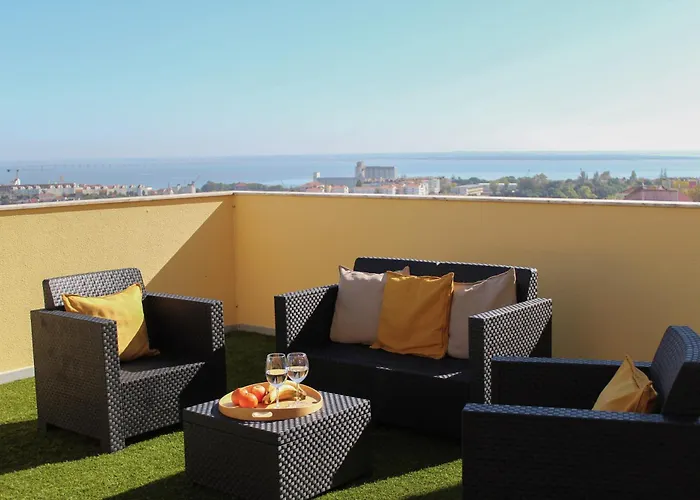 One Bedroom Apartment With Stunning River Views And Private Rooftop!