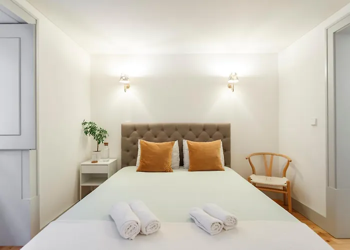 Double Room With Private Wc In Shared House In Downtown Lisbon