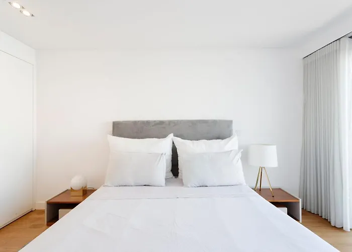 Luxury Suite With Balcony And Shared Accommodation In The Parque Eduardo VII Area