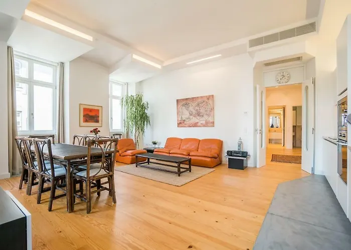 Spacious & Bright Apartment in Cais Sodre
