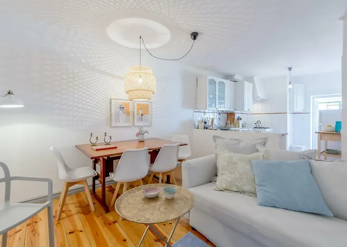 Bright & Spacious Alfama Apartment, By Timecooler