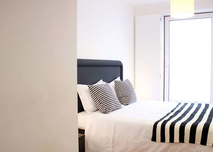 ALTIDO Modern 1-bed Apt with terrace, moments from São Bento Palace