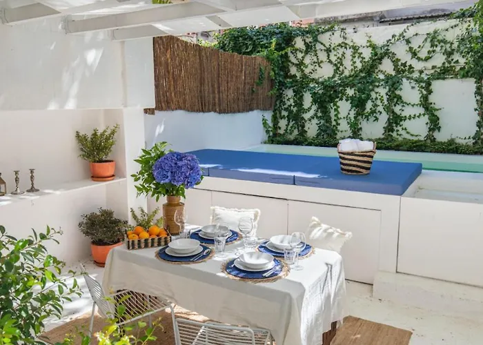 Lovelystay - The Blue Pool House
