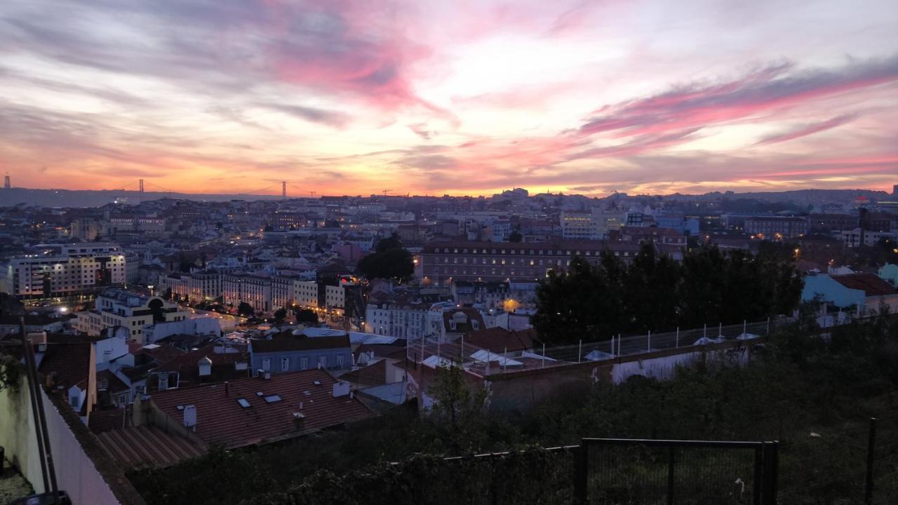 Stroll To Coffee Shops Near A Renovated Hillside In Graca Lissabon