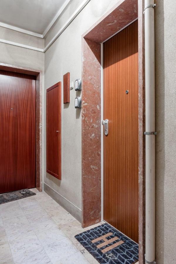 Stroll To Coffee Shops Near A Renovated Hillside In Graca Appartement *