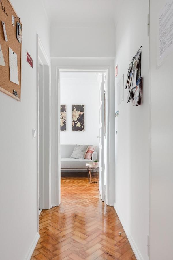 Stroll To Coffee Shops Near A Renovated Hillside In Graca Appartement Lissabon