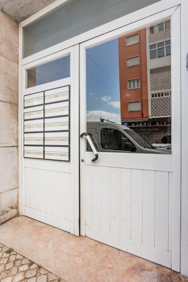 Stroll To Coffee Shops Near A Renovated Hillside In Graca Appartement *
