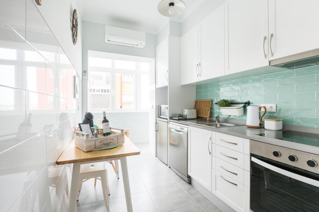 Stroll To Coffee Shops Near A Renovated Hillside In Graca Appartement