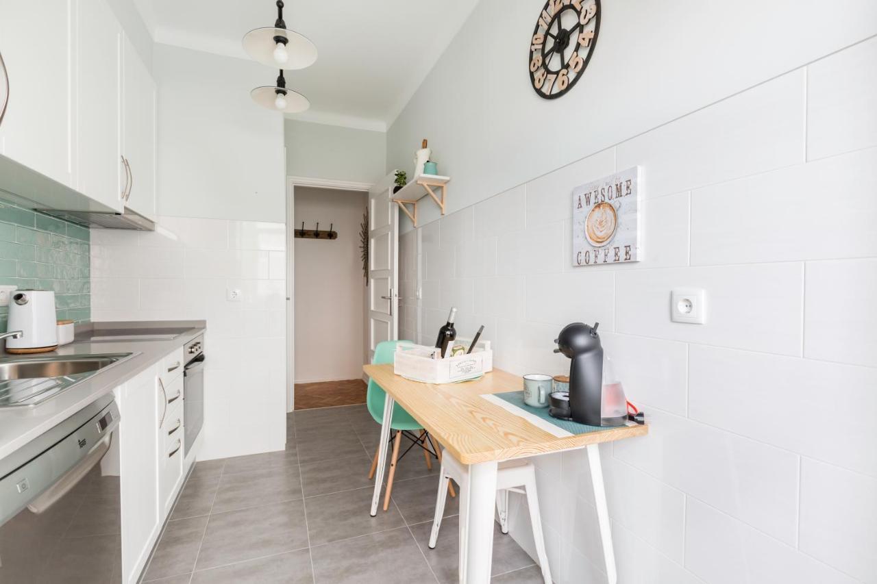 Stroll To Coffee Shops Near A Renovated Hillside In Graca Appartement *