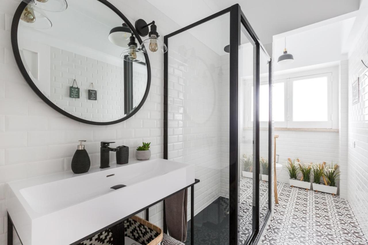 Stroll To Coffee Shops Near A Renovated Hillside In Graca Lissabon