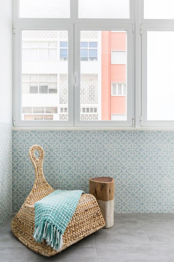 Stroll To Coffee Shops Near A Renovated Hillside In Graca Appartement *