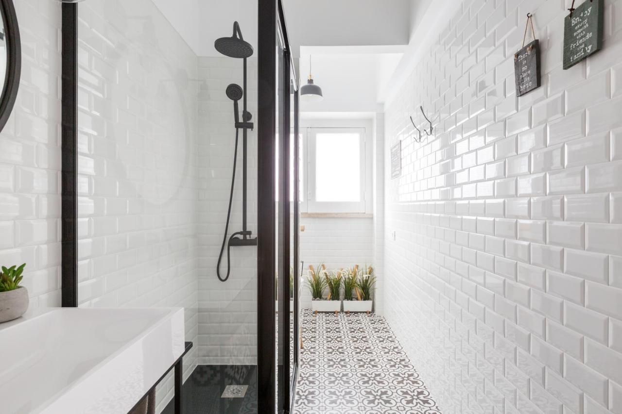 Stroll To Coffee Shops Near A Renovated Hillside In Graça Apartamento Lisboa