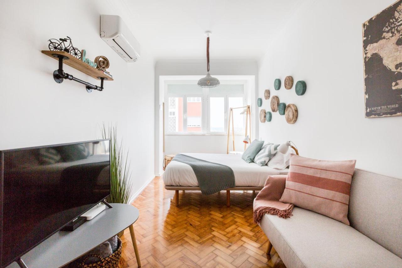 Stroll To Coffee Shops Near A Renovated Hillside In Graca Appartement
