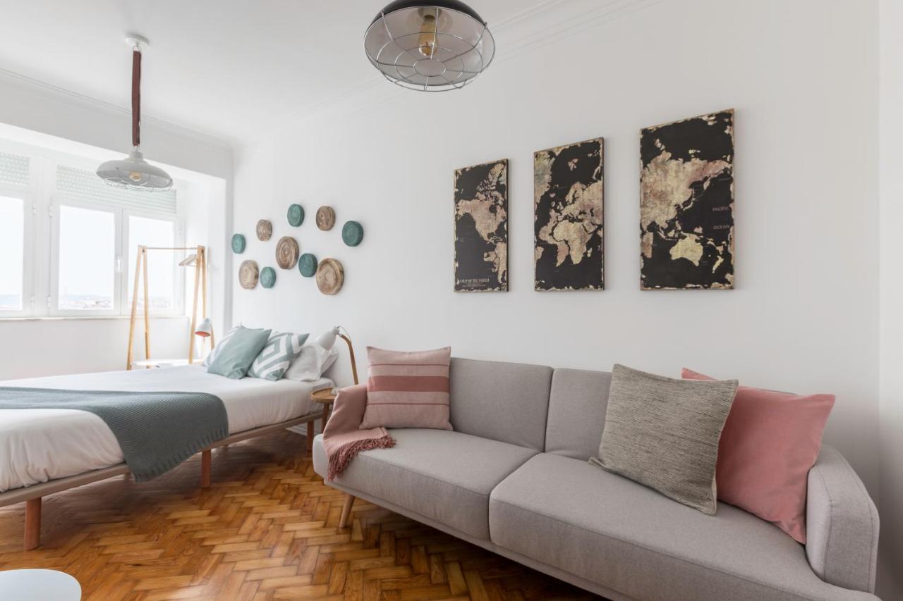 Stroll To Coffee Shops Near A Renovated Hillside In Graca Appartement *