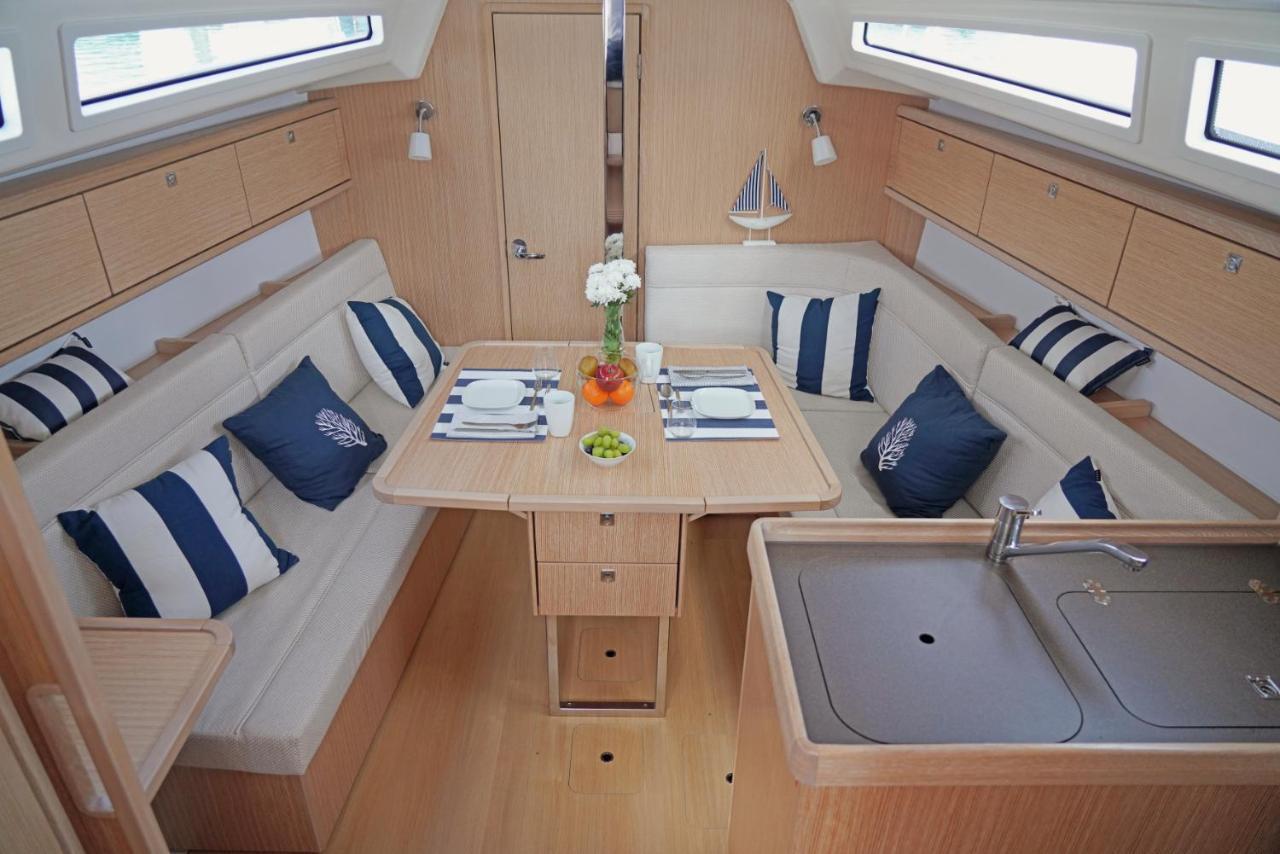 Luxury Sailing Boat Botel *