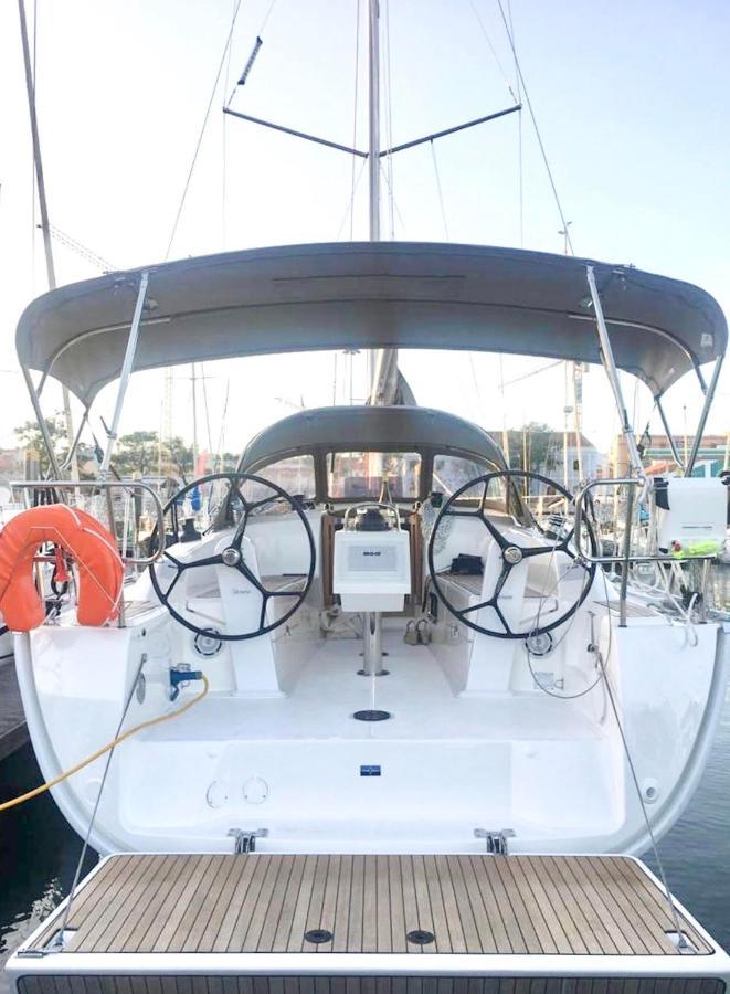 Luxury Sailing Boat Botel Lissabon