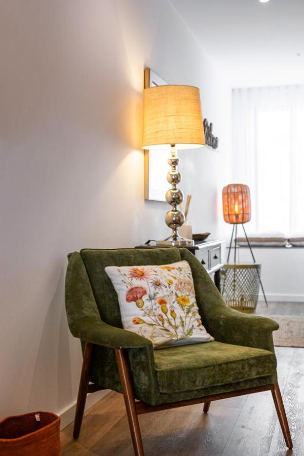 Apartment Stupendo- Two Rooms, Patio With Refreshing Pond-center-air Conditioning-free Park *