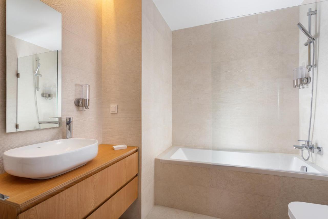 Stupendo- Two Rooms, Patio With Refreshing Pond-center-air Conditioning-free Park * Lissabon