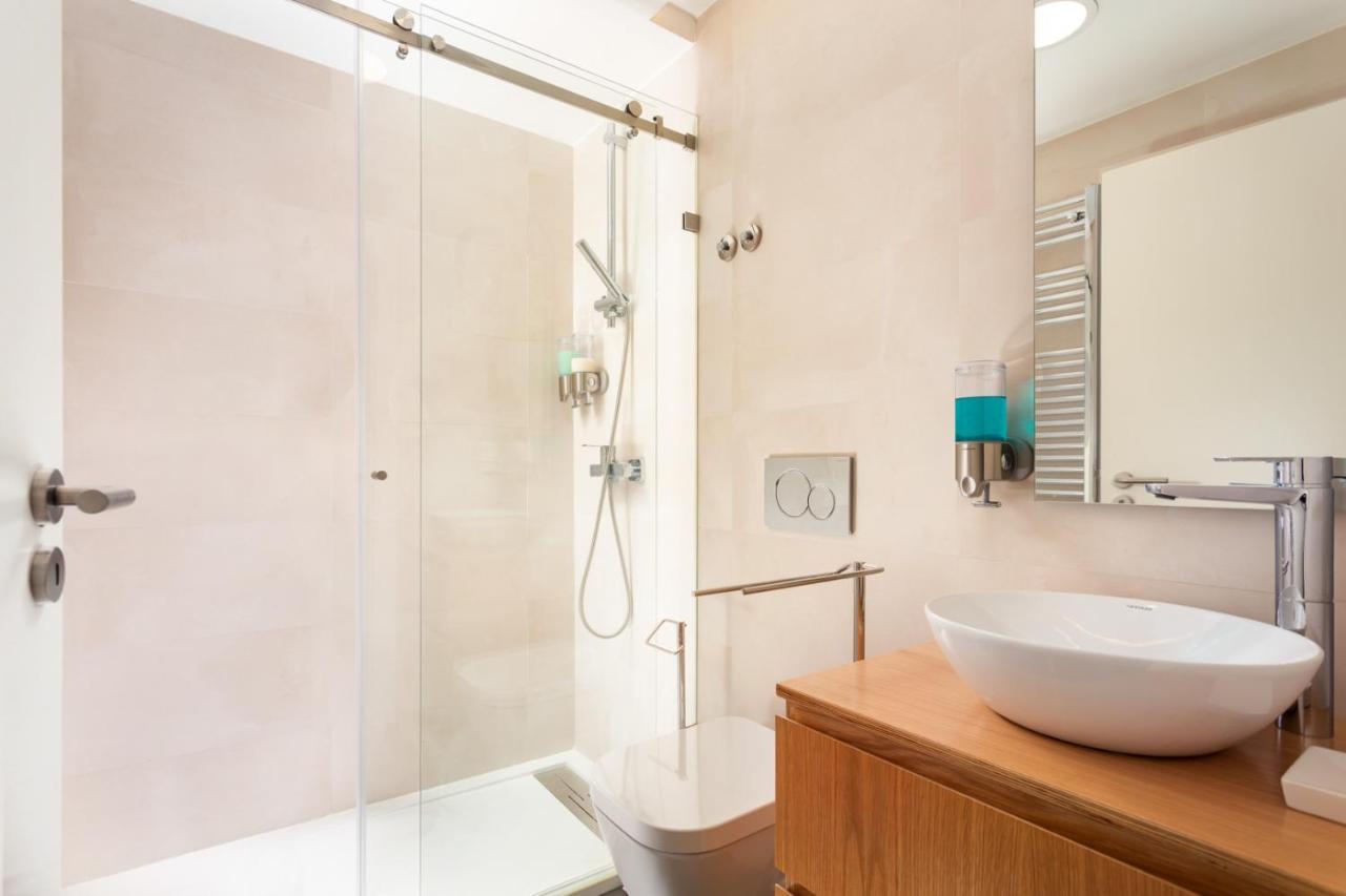Apartment Stupendo- Two Rooms, Patio With Refreshing Pond-center-air Conditioning-free Park Lissabon