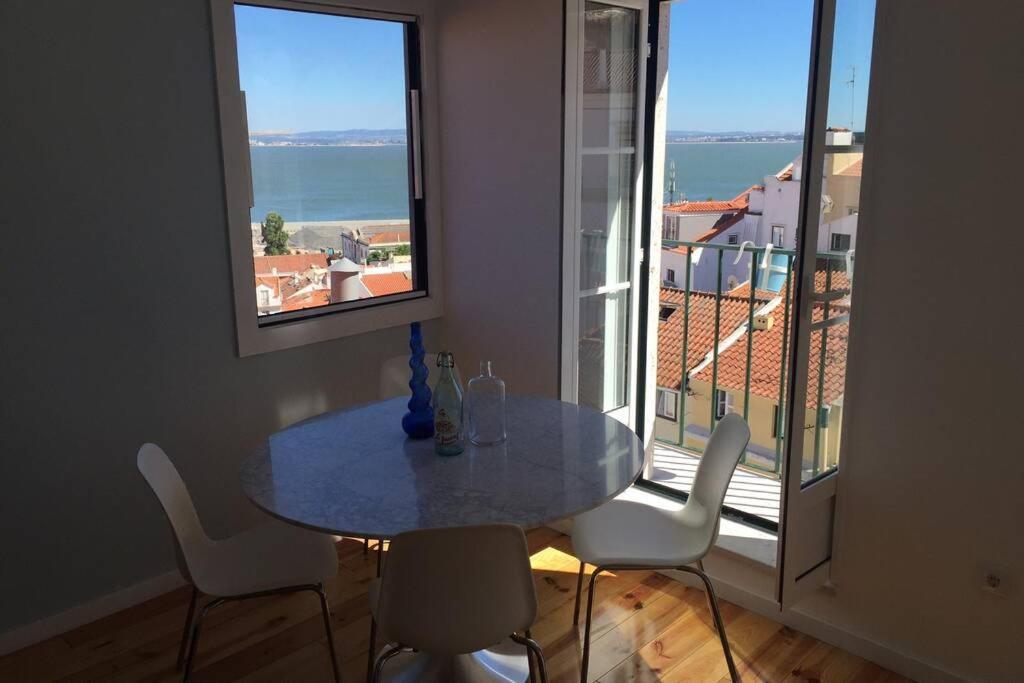 Alfama Stunning River And Historic Views 2bedrooms & 2bathrooms Ac Balcony 18th Century Building Appartement Lisboa