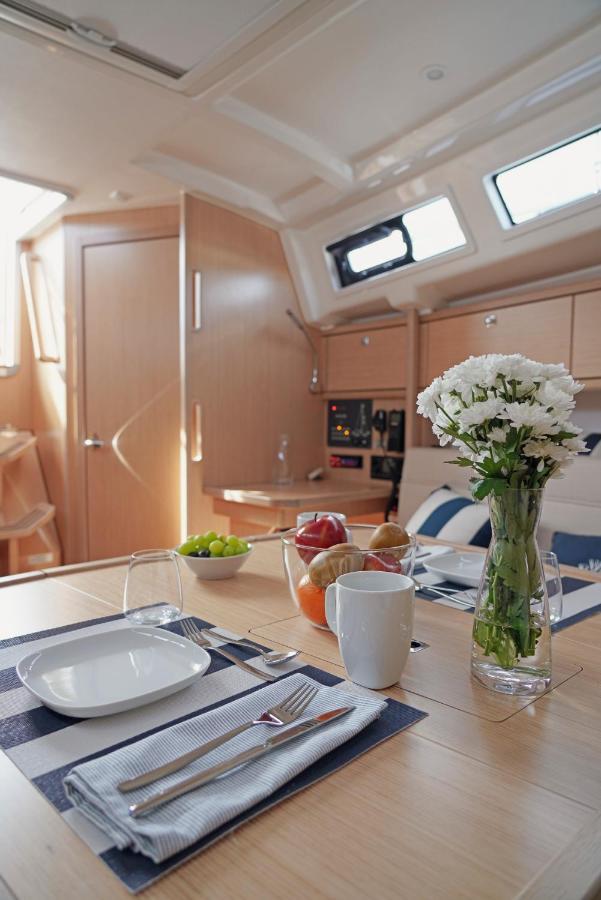Botel Luxury Sailing Boat Lissabon