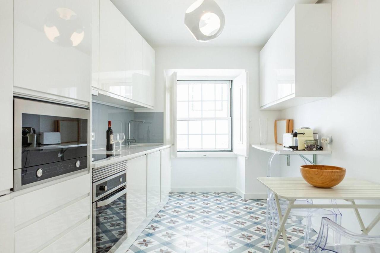 Alfama Delight Panoramic River And Historic Views 3 Bedrooms And 2 Bathrooms Ac 18th Century Building Lissabon