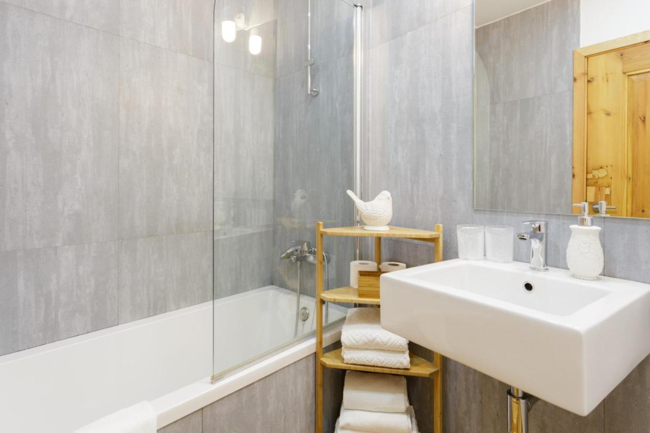 Amazing Rooftop Terrace With River And Historic View 4 Bedrooms 4 Bathrooms Ac 19th Century Building Chiado Appartement *
