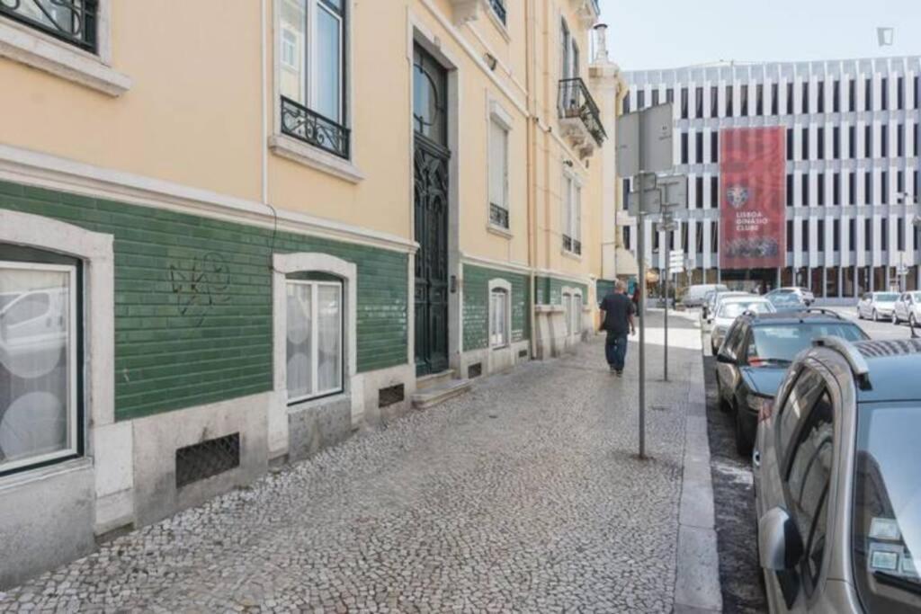 Charming Sunny Terrace / One Bedroom * Lisboa