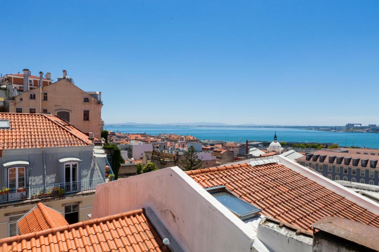 Apartment Breathtaking River-city View Two Private Terraces 3 Bedrooms And 3 Bathrooms 17th Century Building Bica Chiado District