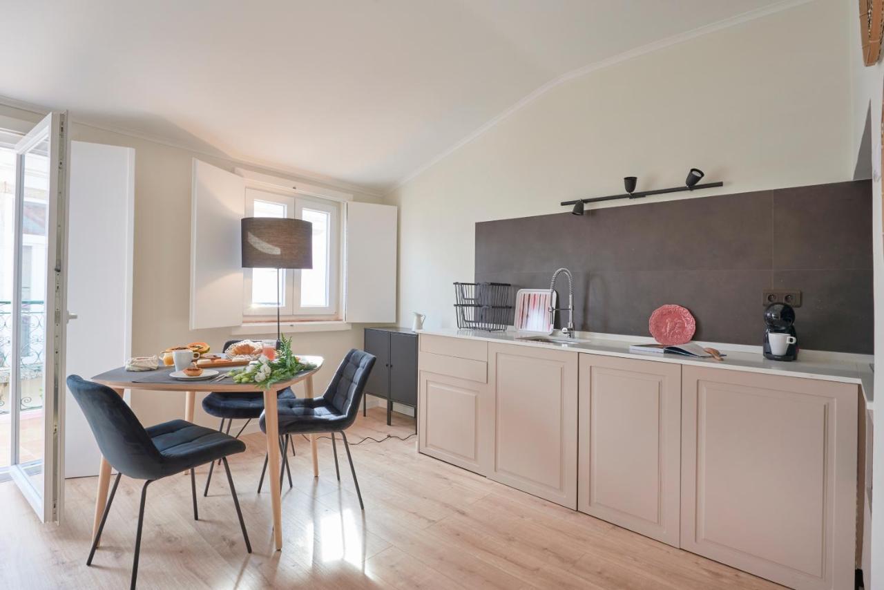 Fantastic With Balcony In Bica