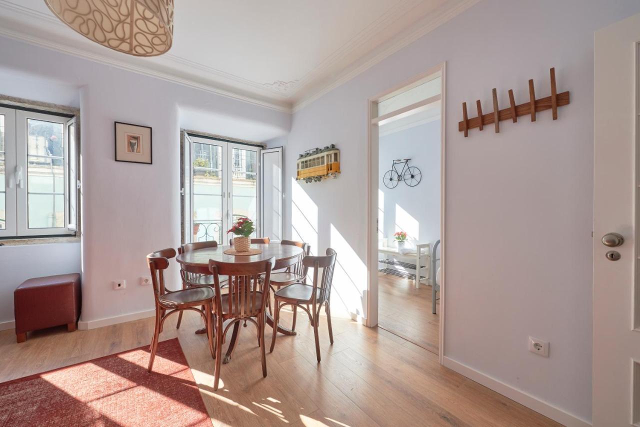 Amazing Terrace And Riverview In Historical Lissabon
