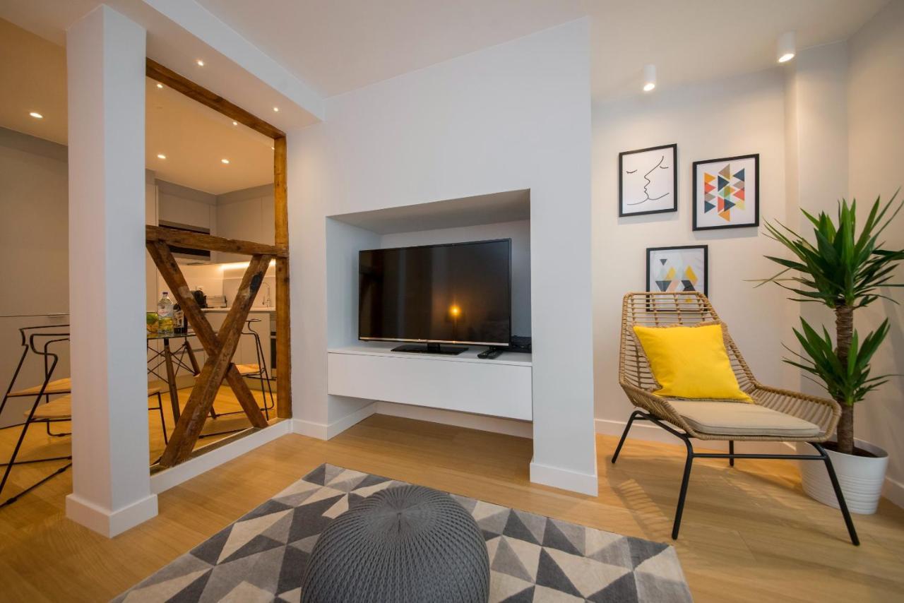 Designer In One Of Lisbon's Trendiest Quarters Apartment *