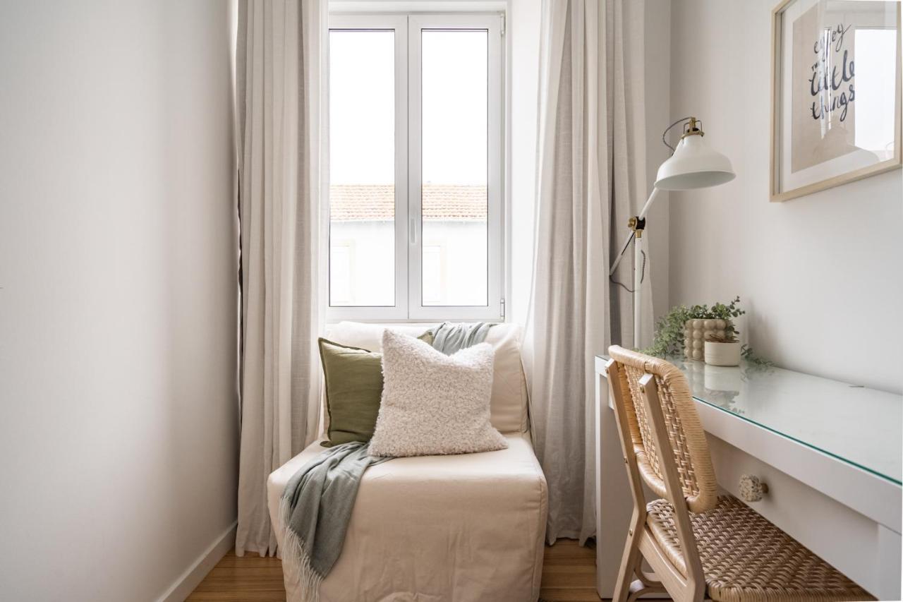 Akicity Ourique White