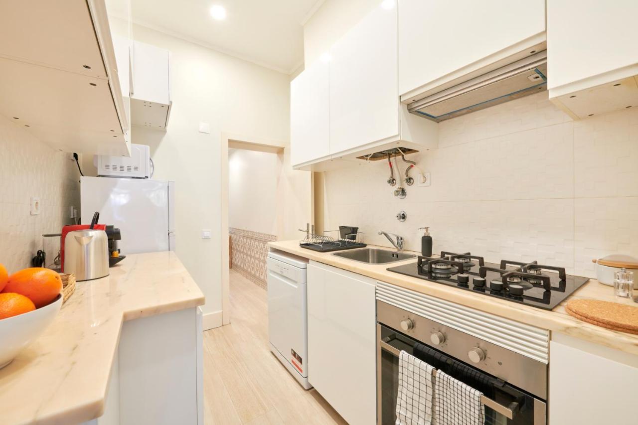 Apartment Charming 3br W/ Patio, By Timecooler Lissabon