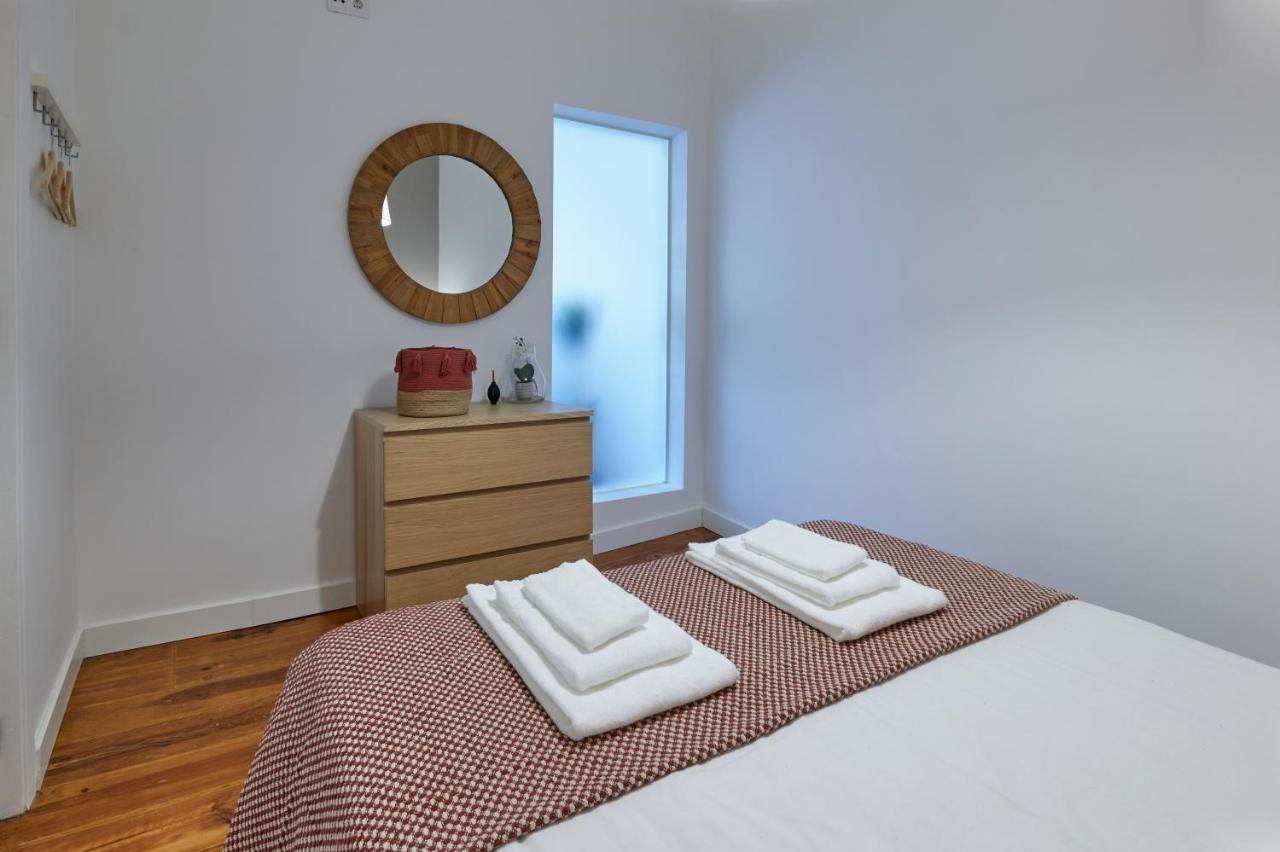 Retiro Da Graça: Stylish Sunny Apt With A Balcony * Lisboa