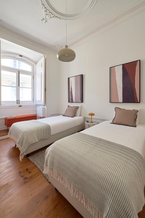 Sunny Pink Street Historical Apt, By Timecooler Lissabon