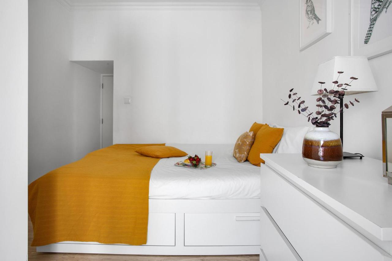 Apartment Modern 2 Bedroom In Estrela With Outside Terrace! Amazing For Families, Couples, Friends Lissabon