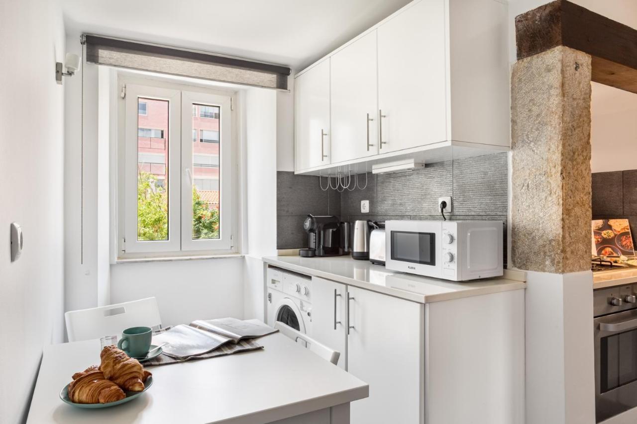 Joivy Stylish 2-bed Apt With Balcony In Lapa, 5mins To National Museum Of Ancient Art Appartement *