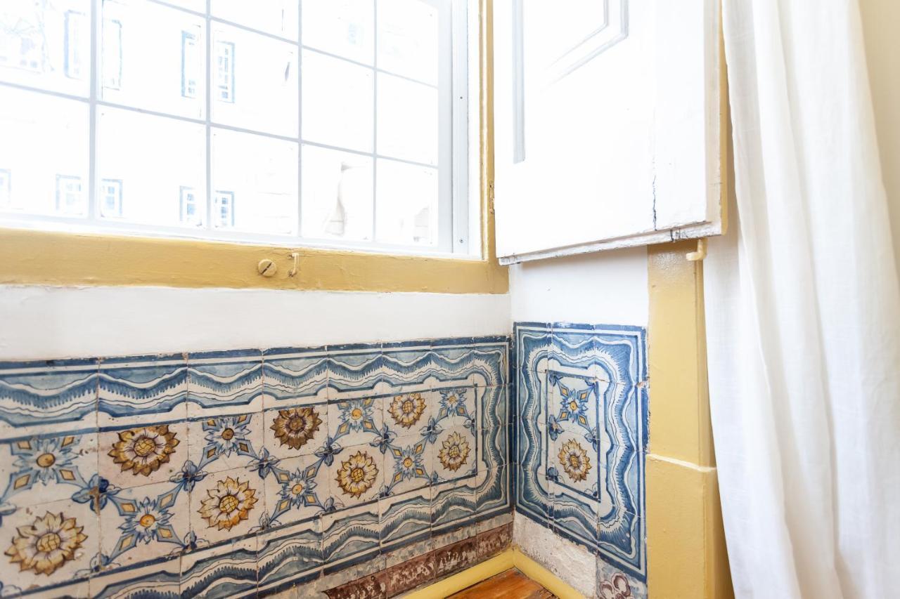 Apartment Yellow Tiles In Center Lissabon